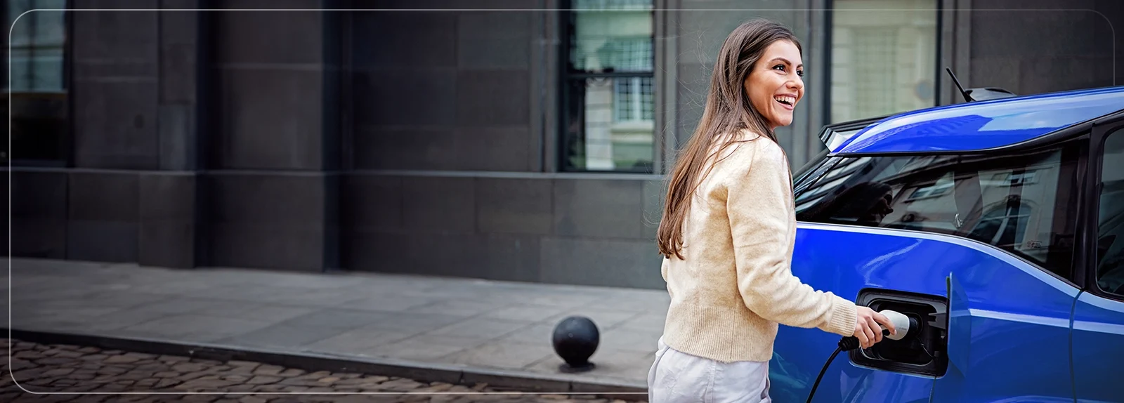 Senhora a carregar carro elétrico